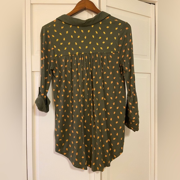 MODCLOTH Henley Knit Top in Leaves, Olive Green, Adjustable Sleeves, Small - Picture 2 of 6